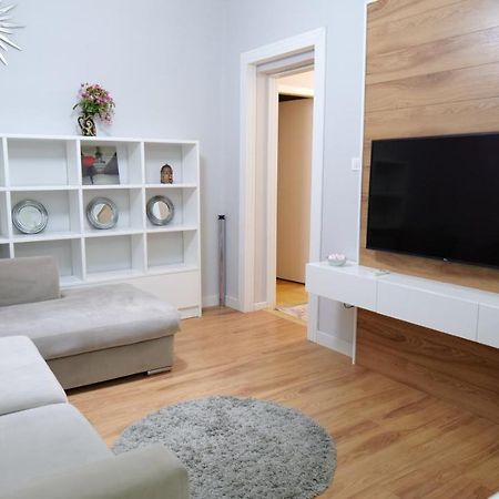 City Center Apartment Niko 04 Tirana Esterno foto