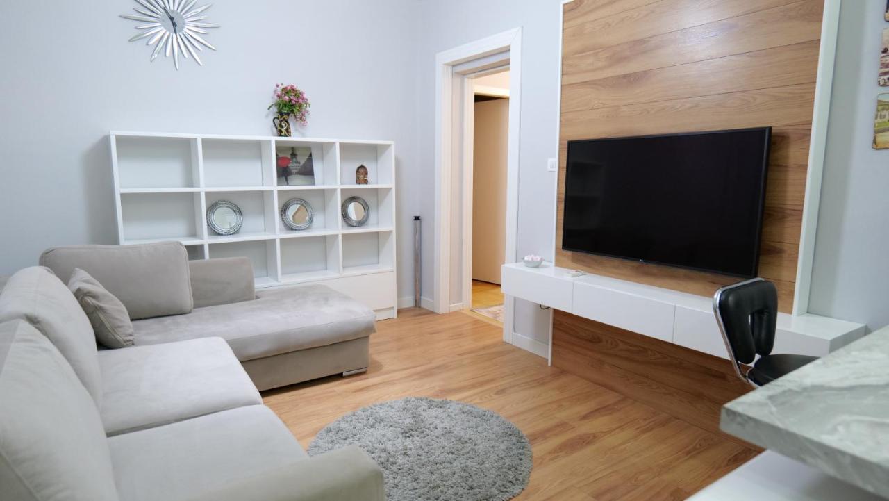 City Center Apartment Niko 04 Tirana Esterno foto