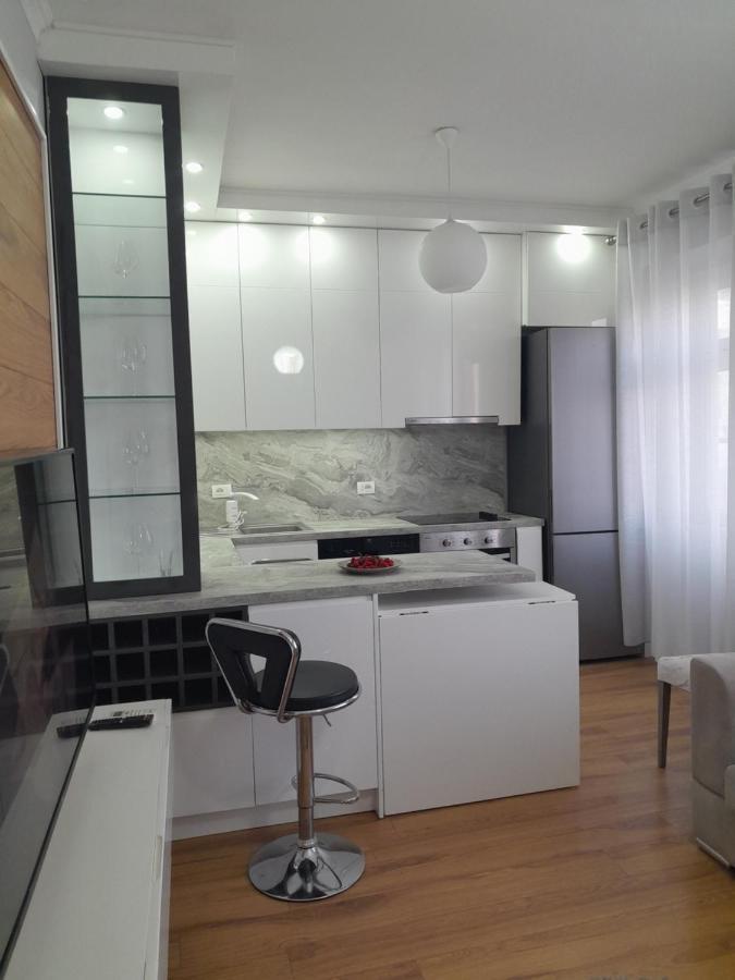 City Center Apartment Niko 04 Tirana Esterno foto