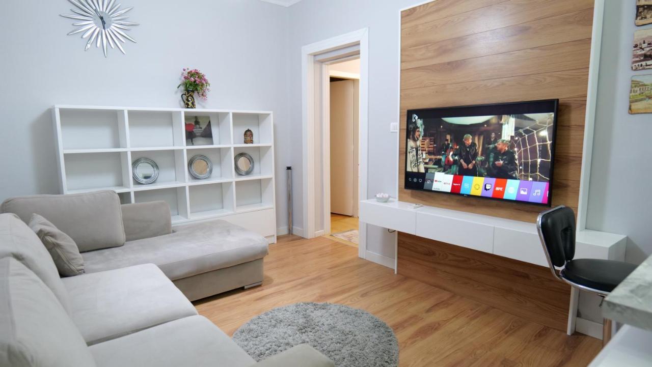 City Center Apartment Niko 04 Tirana Esterno foto