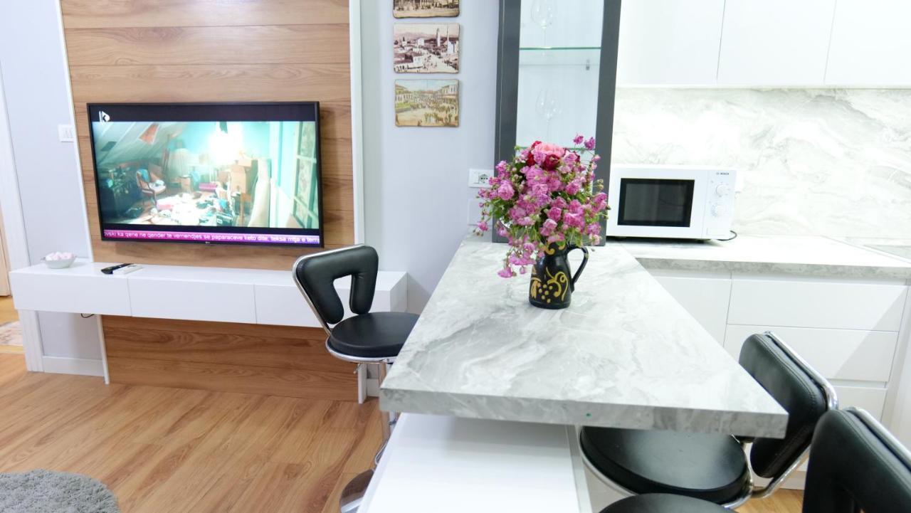 City Center Apartment Niko 04 Tirana Esterno foto