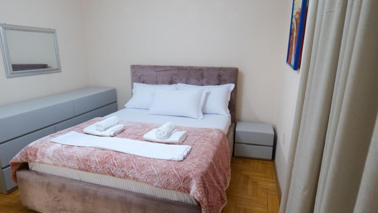 City Center Apartment Niko 04 Tirana Esterno foto